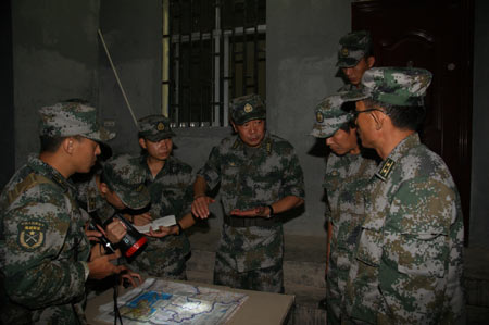 身先士卒，徒步進(jìn)震中——記陸軍戰(zhàn)士余陽(yáng)的救災(zāi)事跡